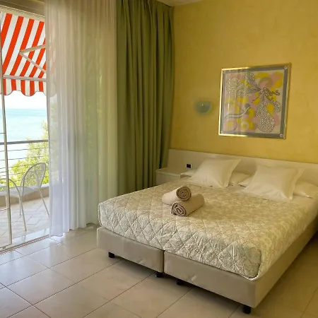 Le Petit Du Lac Bed & Breakfast Sirmione