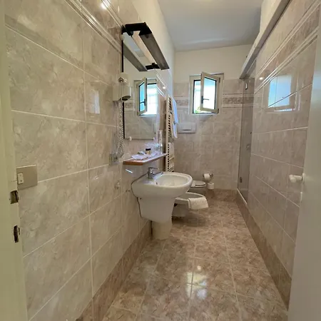 Le Petit Du Lac Bed & Breakfast Sirmione